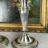 Paire de bougeoirs anciens en bronze argenté de style louis XVI