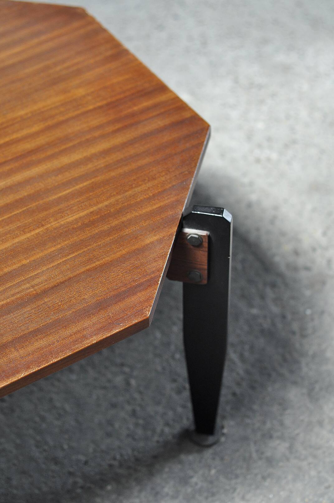 Table basse moderniste italienne en teck et métal laqué, années 1950