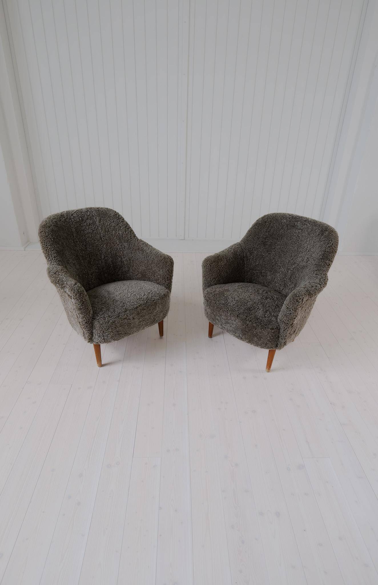 Samspel lounge chairs in sheepskin/mouton modernist mid-century by Carl Malmsten.