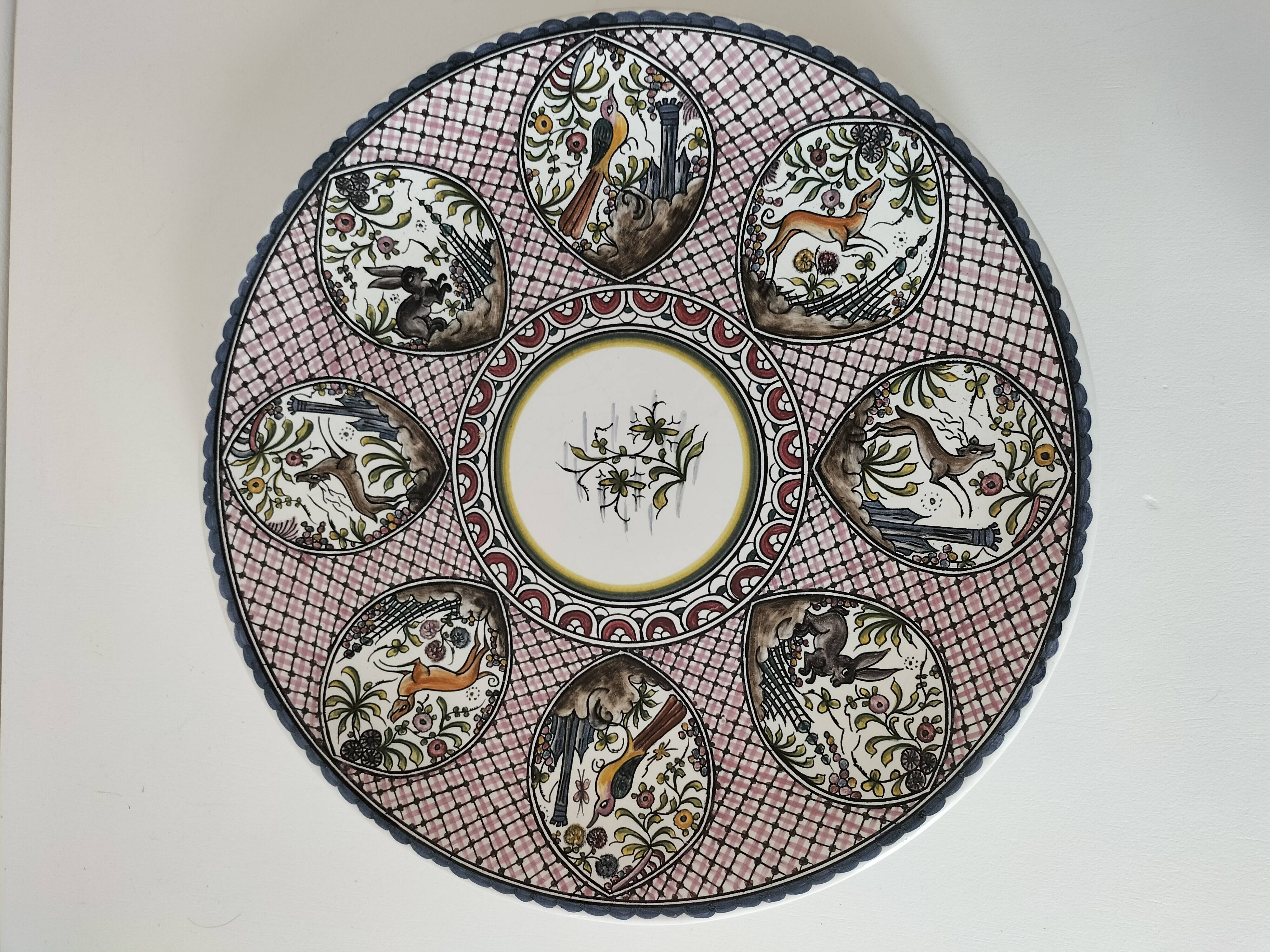 Portuguese plate signed Estrela de Conimbriga, 17th century Colours decor