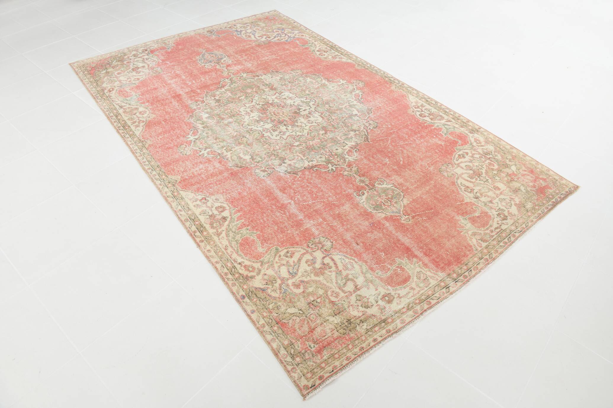 Tapis persan ancien noué main rouge corail, médaillon central floral