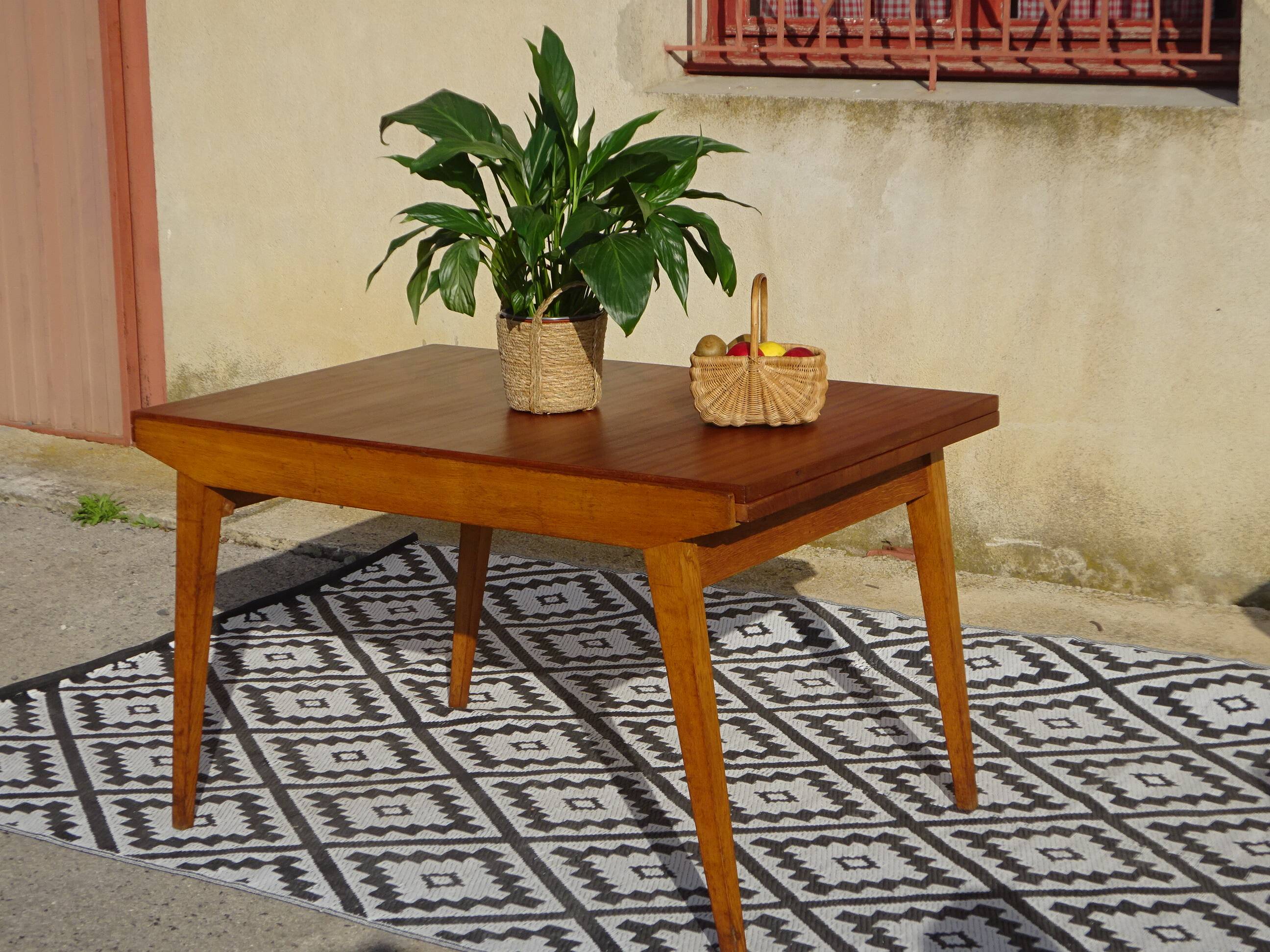 Table vintage en bois avec pieds compas