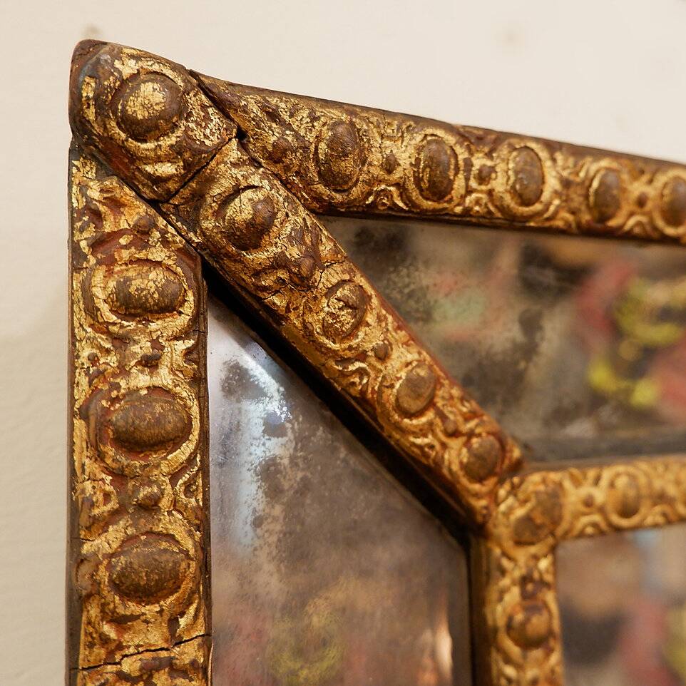 Miroir perlé en bois doré du 18e siècle