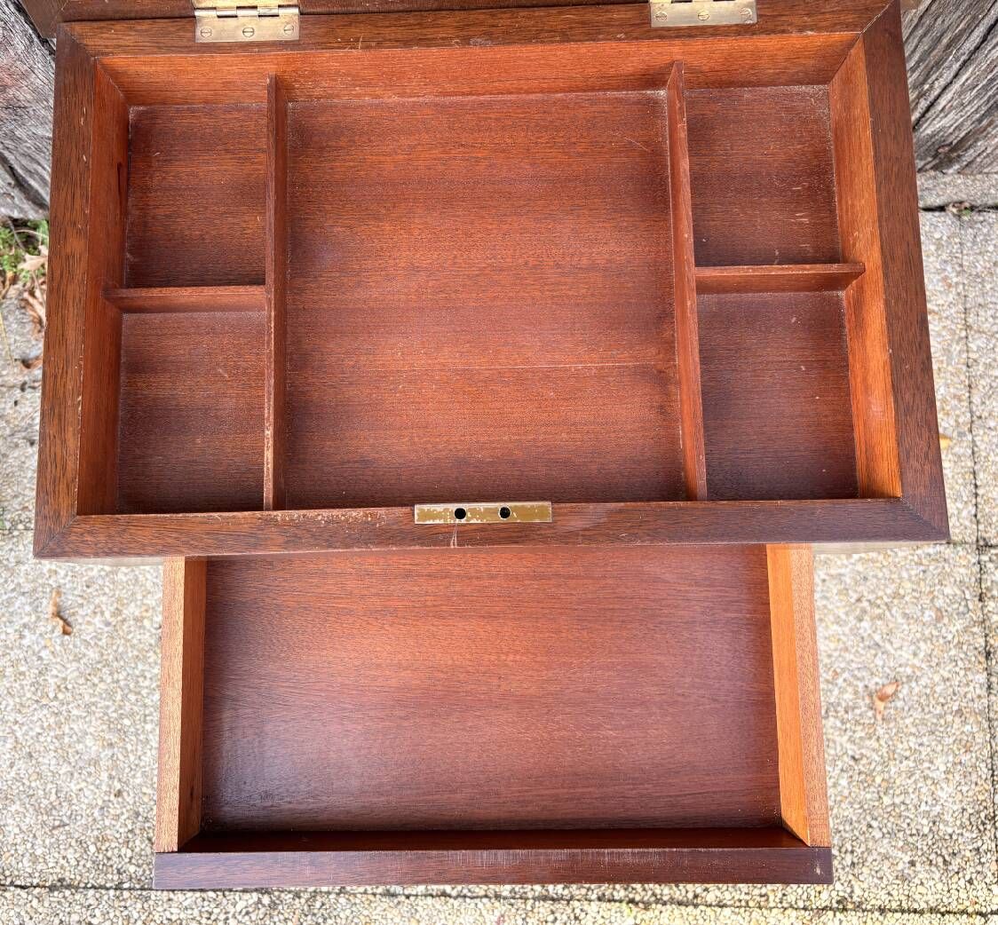 Traveling mahogany dressing table, working woman, Victorian charm - 19th century.