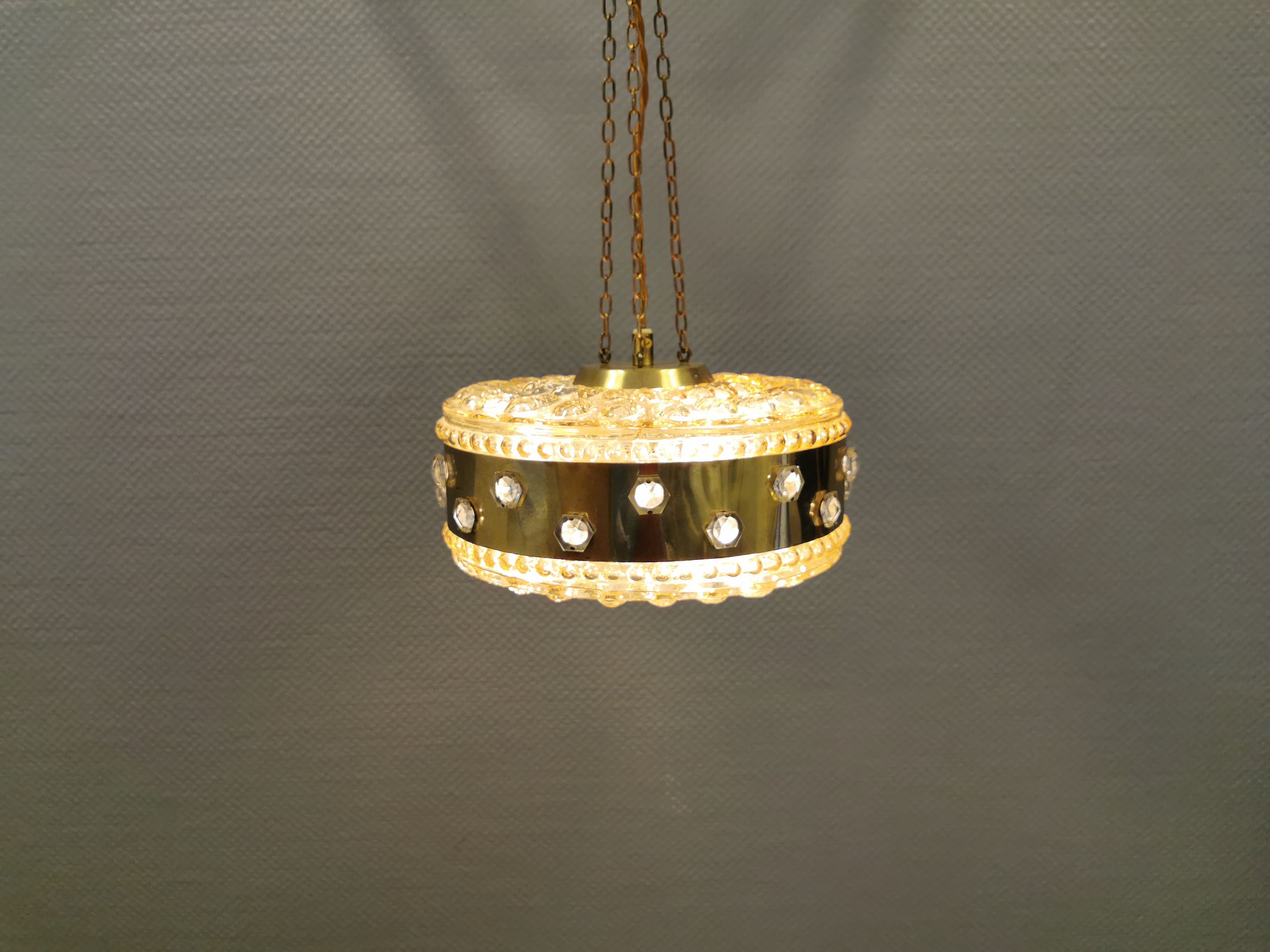 Ceiling-hanging lamp in glass with prisms and metal details