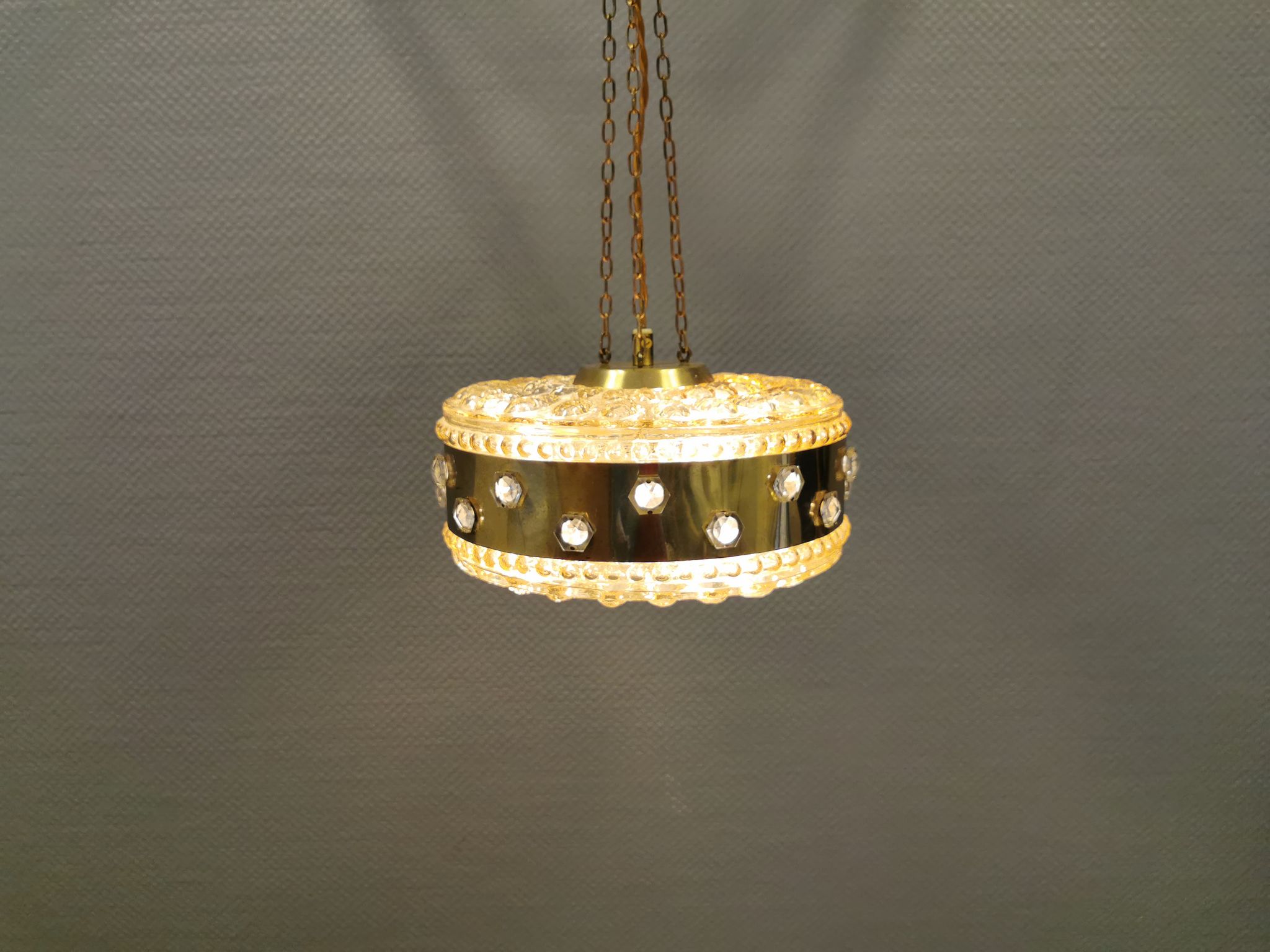 Ceiling-hanging lamp in glass with prisms and metal details
