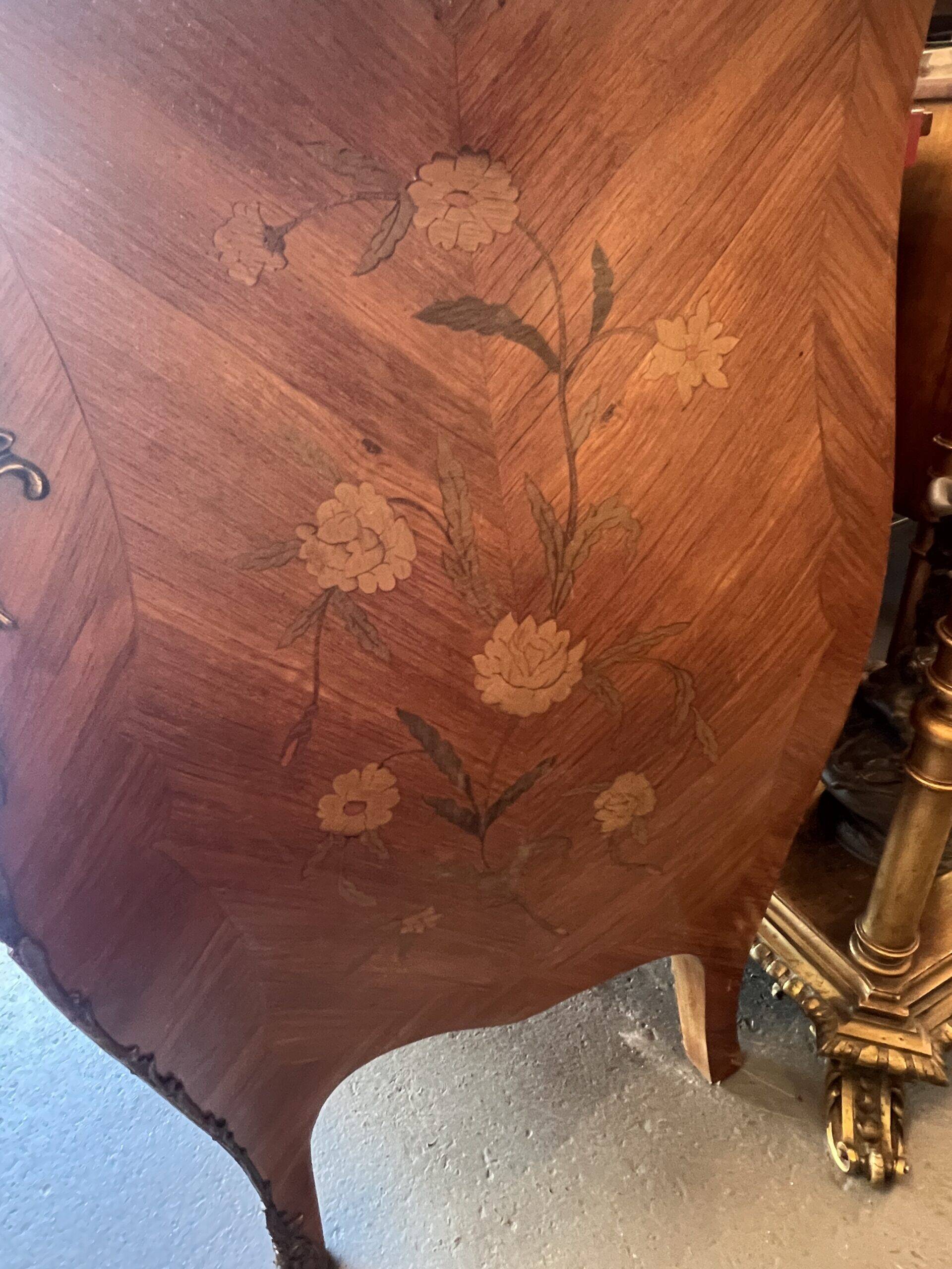Louis XV style curved chest of drawers in veneer and marquetry, early 20th century