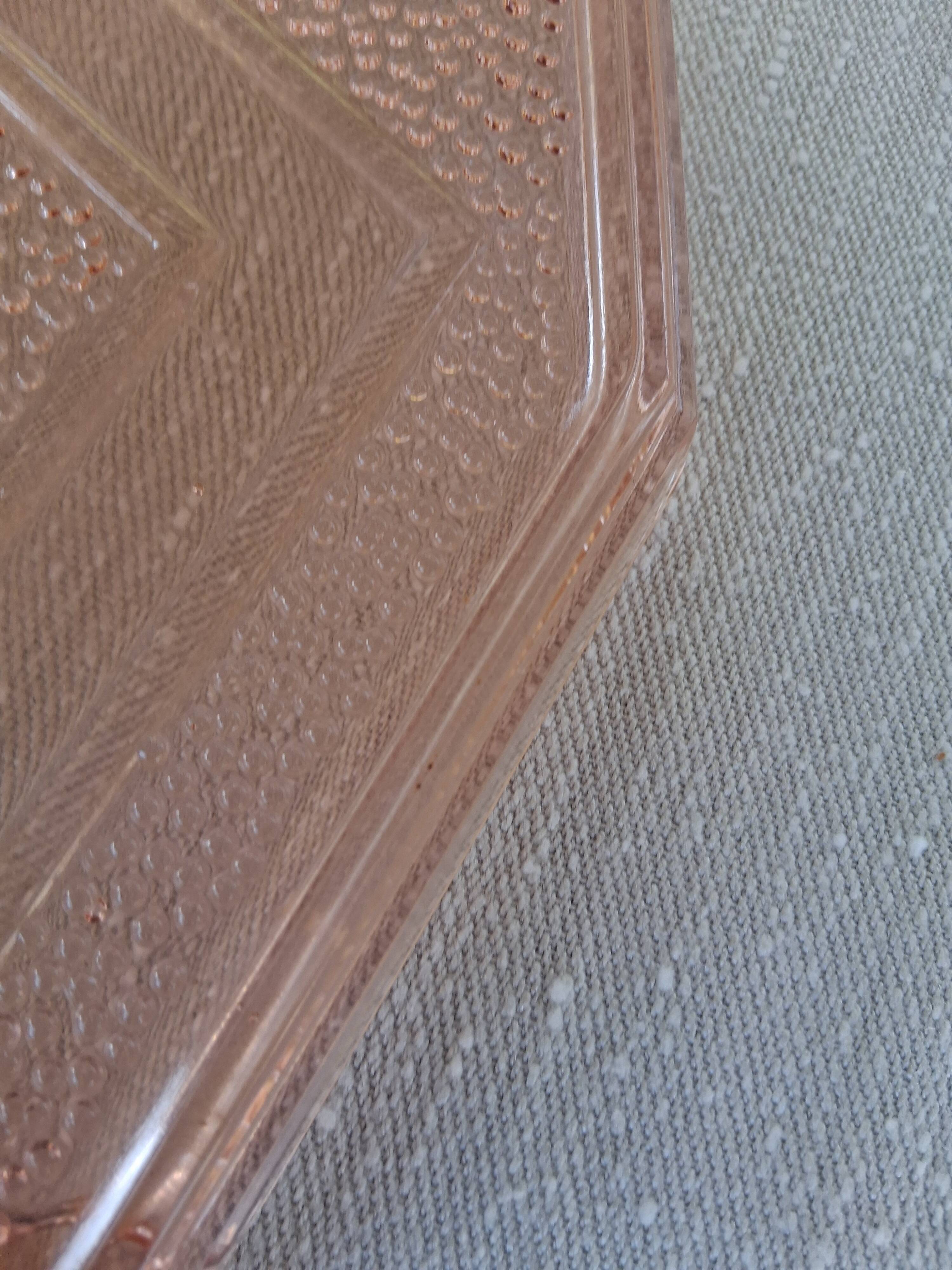 Very pretty pink glass dish in very good condition.