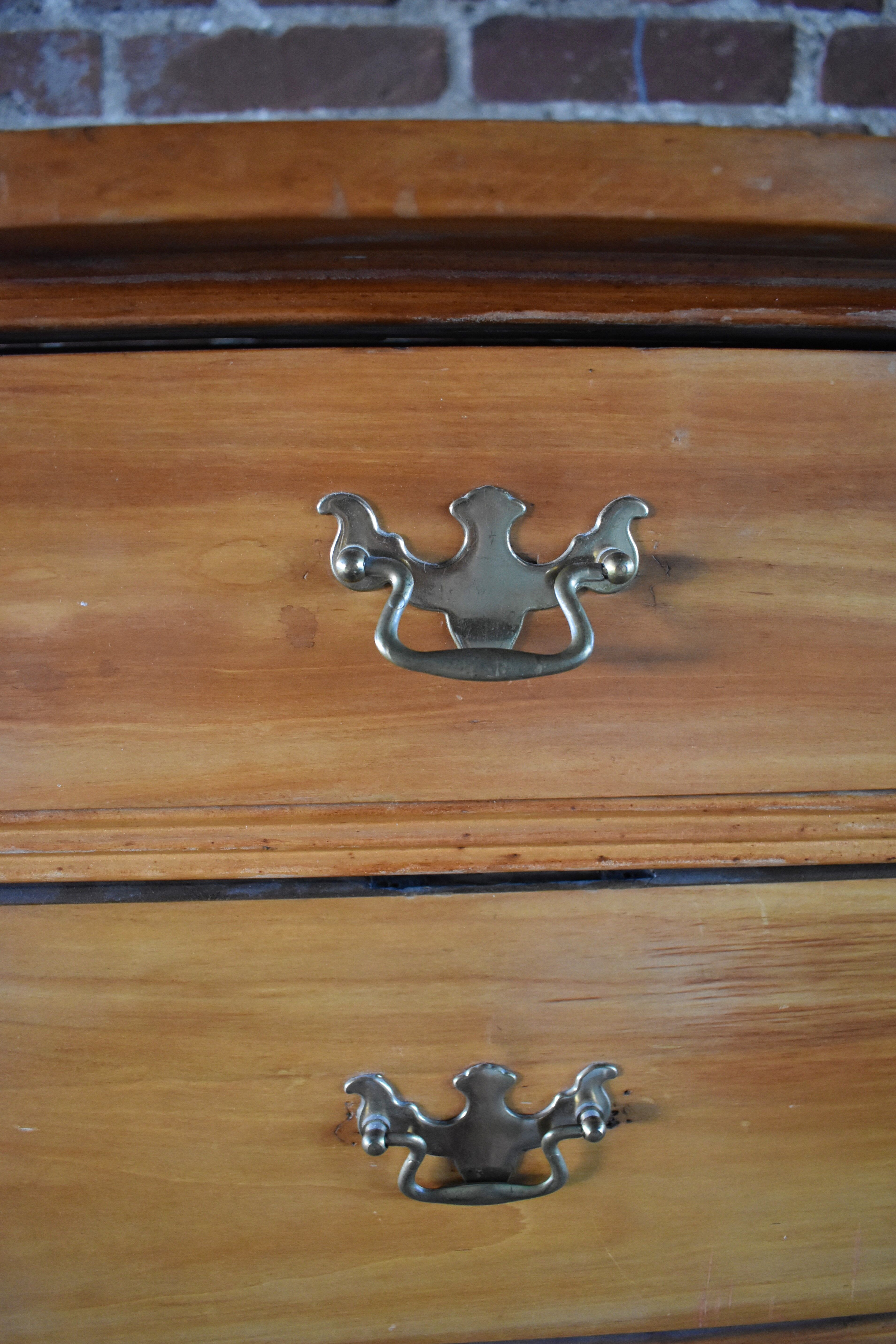 Chest of drawers, made of walnut