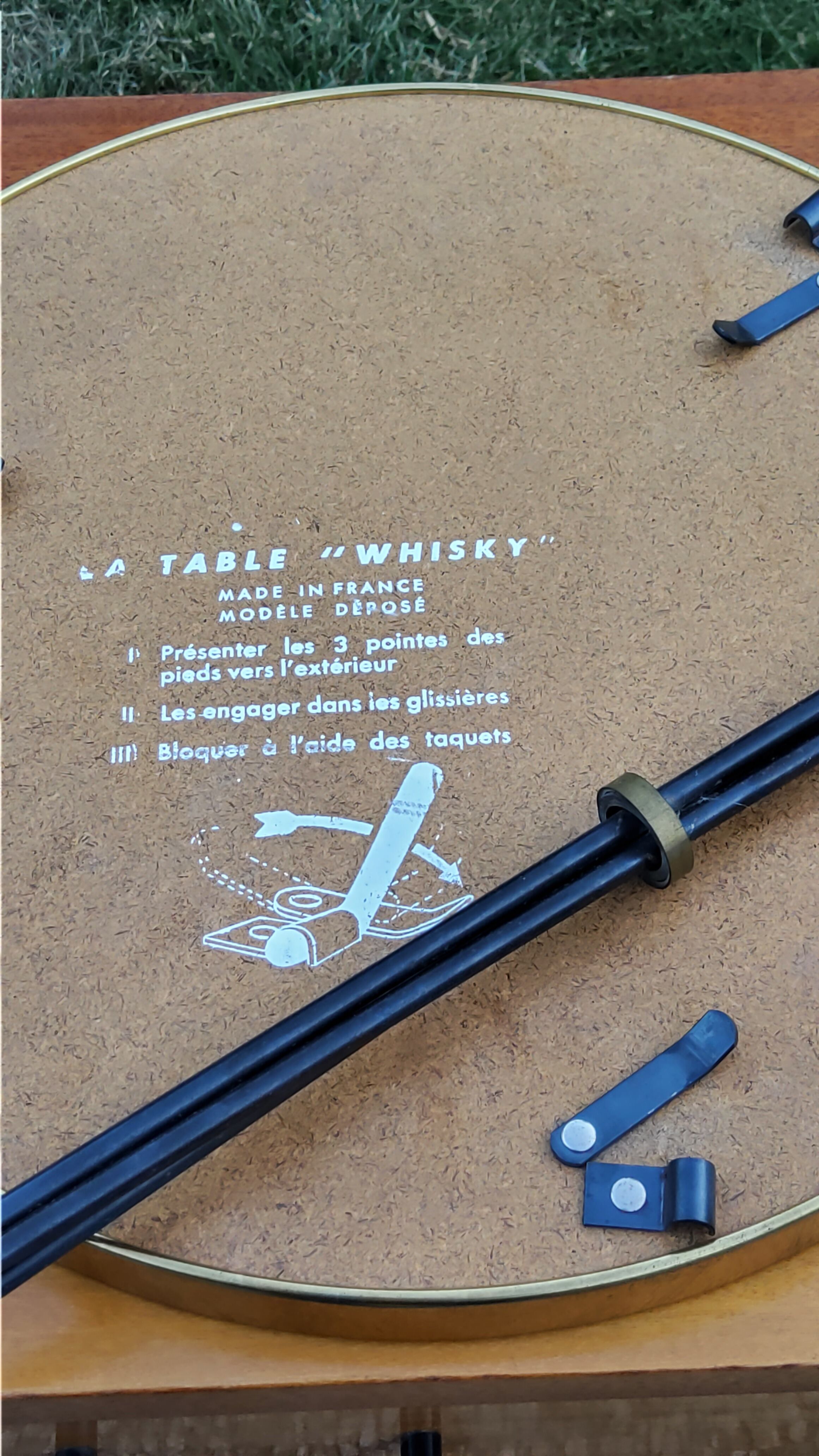 Table d’appoint des années 60 Table Whisky plateau en verre noir et métal doré piètement tripode en