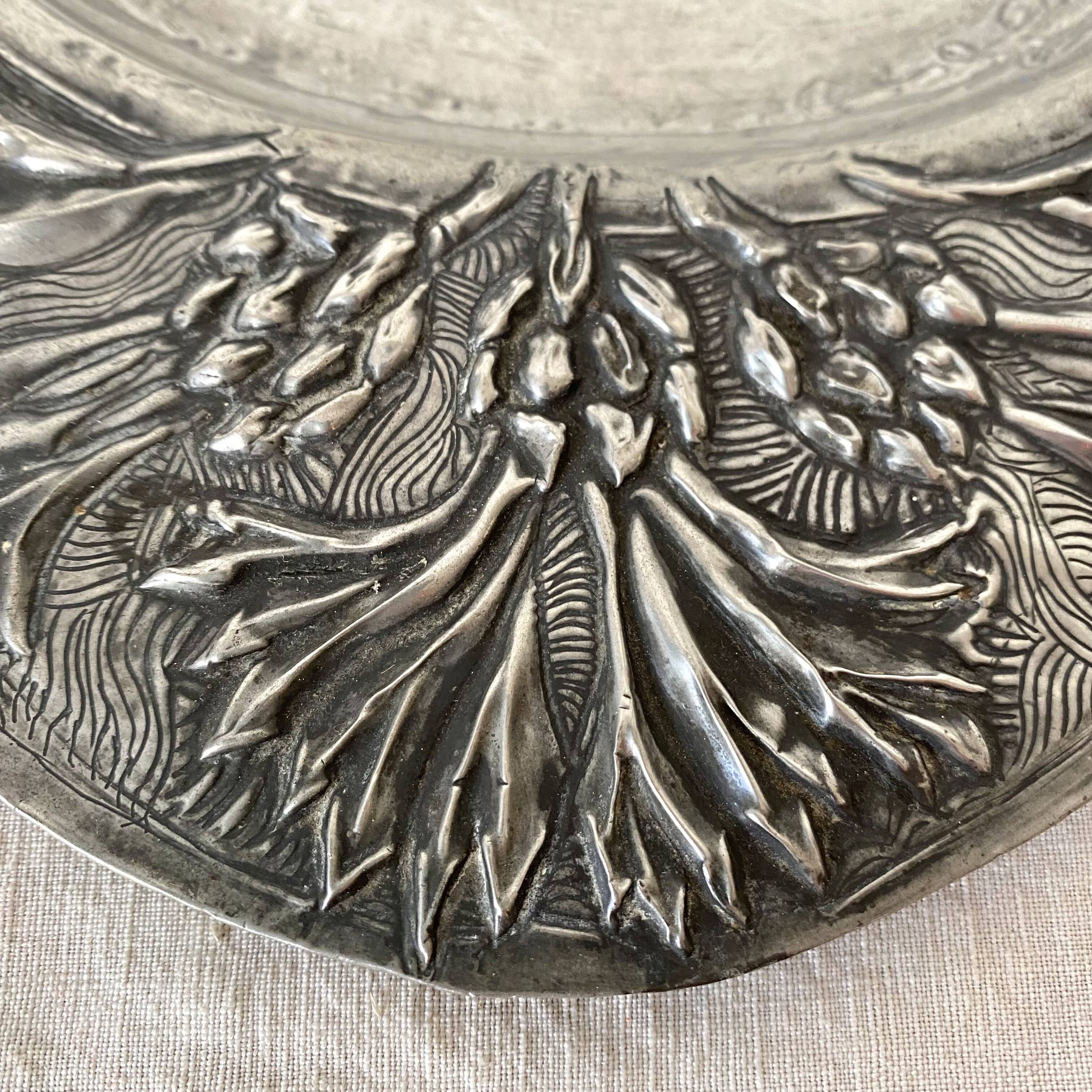 Plat , vide poche en étain repoussé décor bleuets