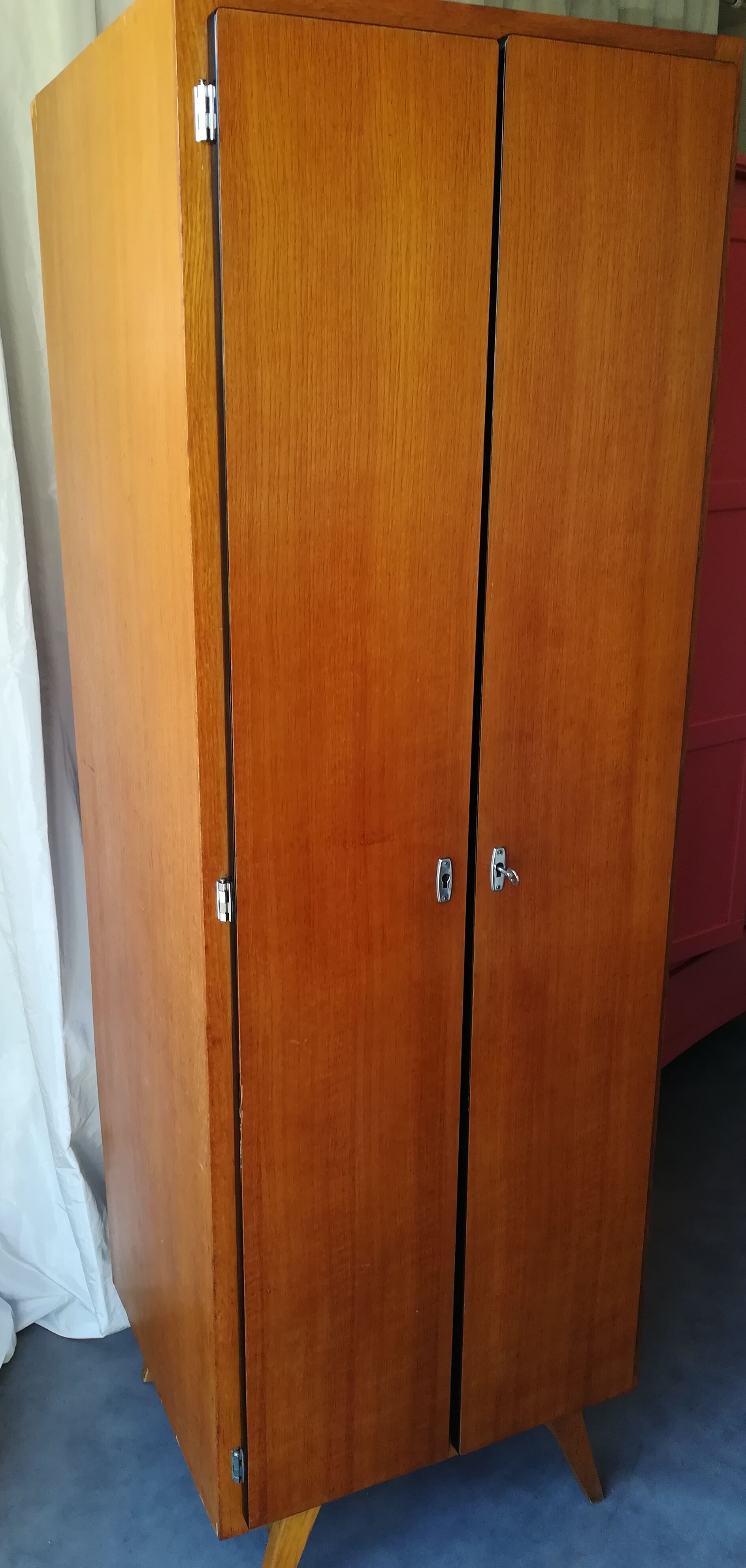 Vestiaire d'internat vintage pieds compas