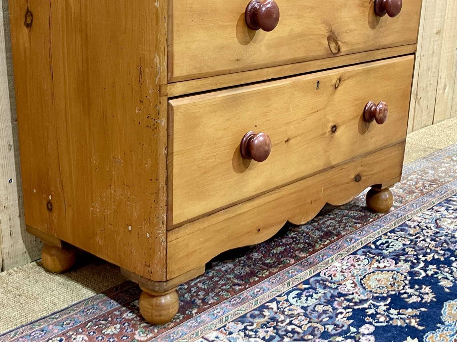 English chest of drawers in pine from the end of the 19th century, 4 drawers