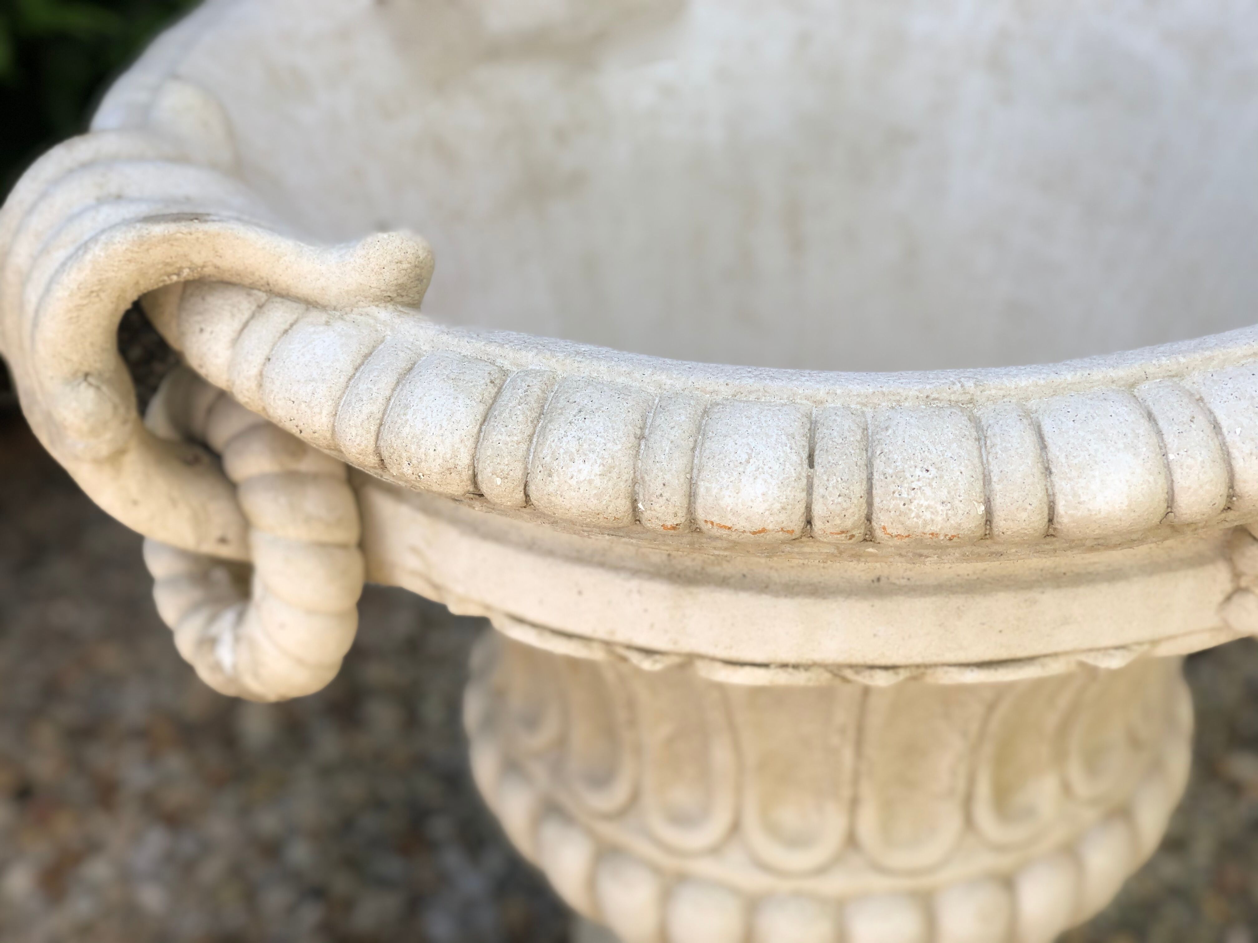 Jarre reconstituted head decorations, rings on handles