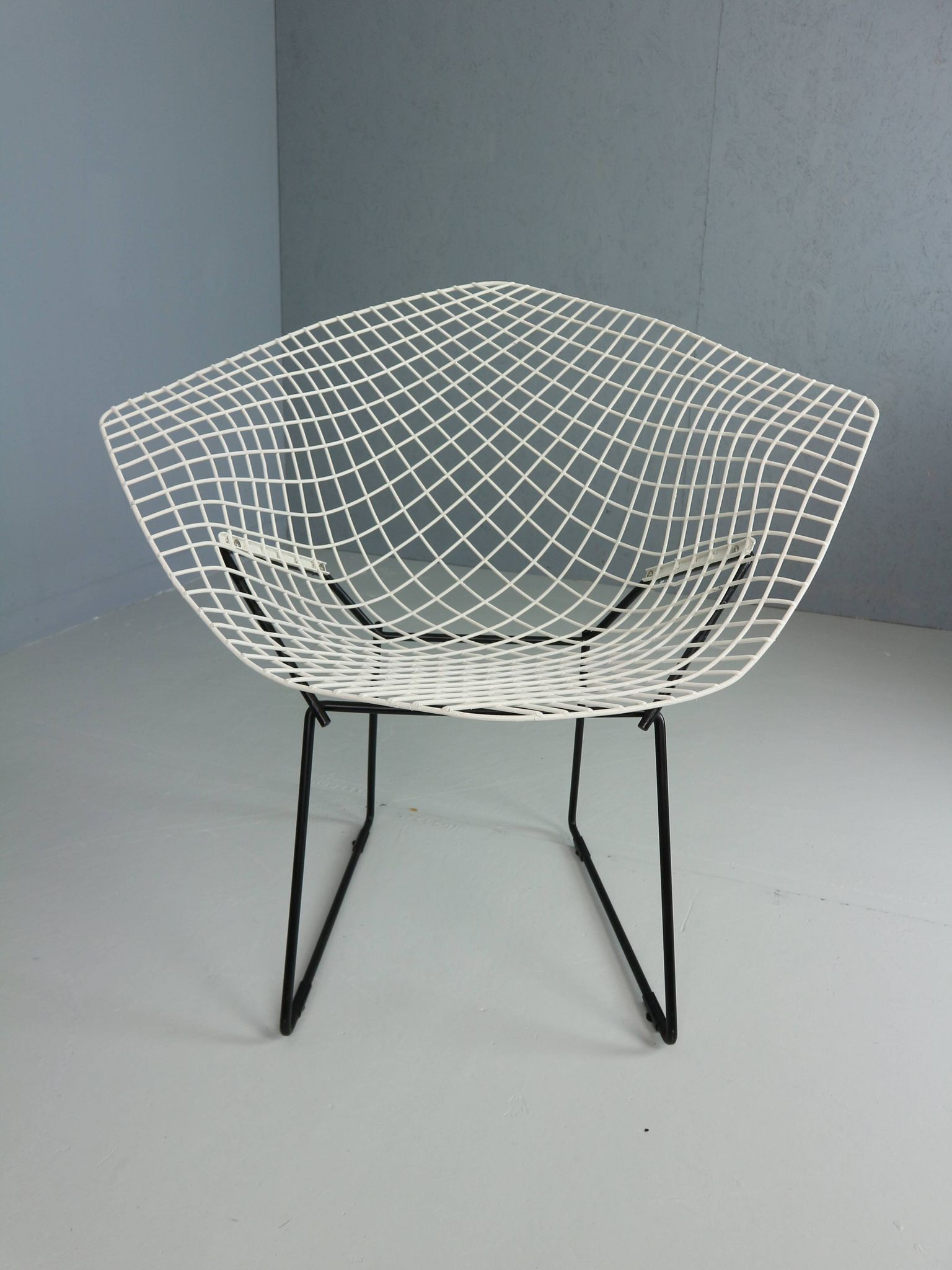 Set of two Diamond chair by Harry Bertoia in white & black metal. 1960s
