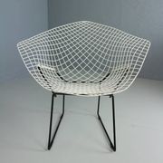 Set of two Diamond chair by Harry Bertoia in white & black metal. 1960s