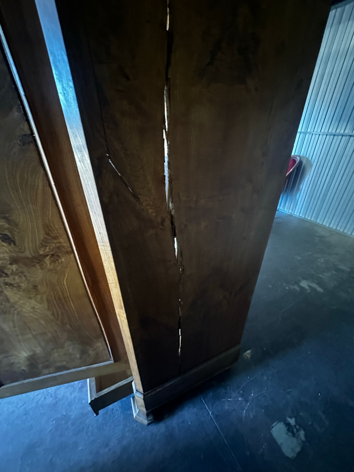 Armoire en orme massif d’époque Restauration, XIXe siècle