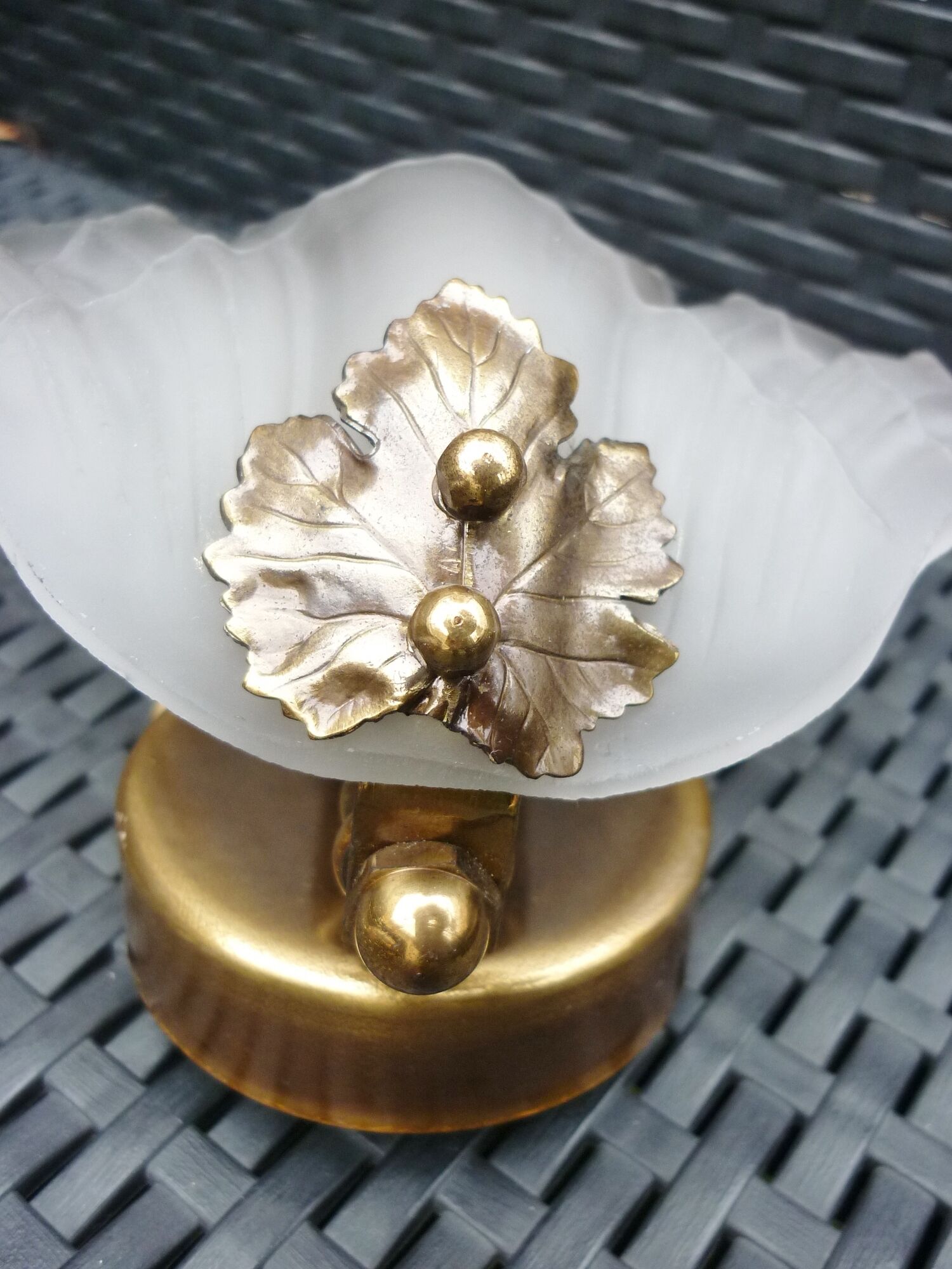Pair of wall lamps in glass paste and brass, art deco, scallop shell by Mariner S.A.