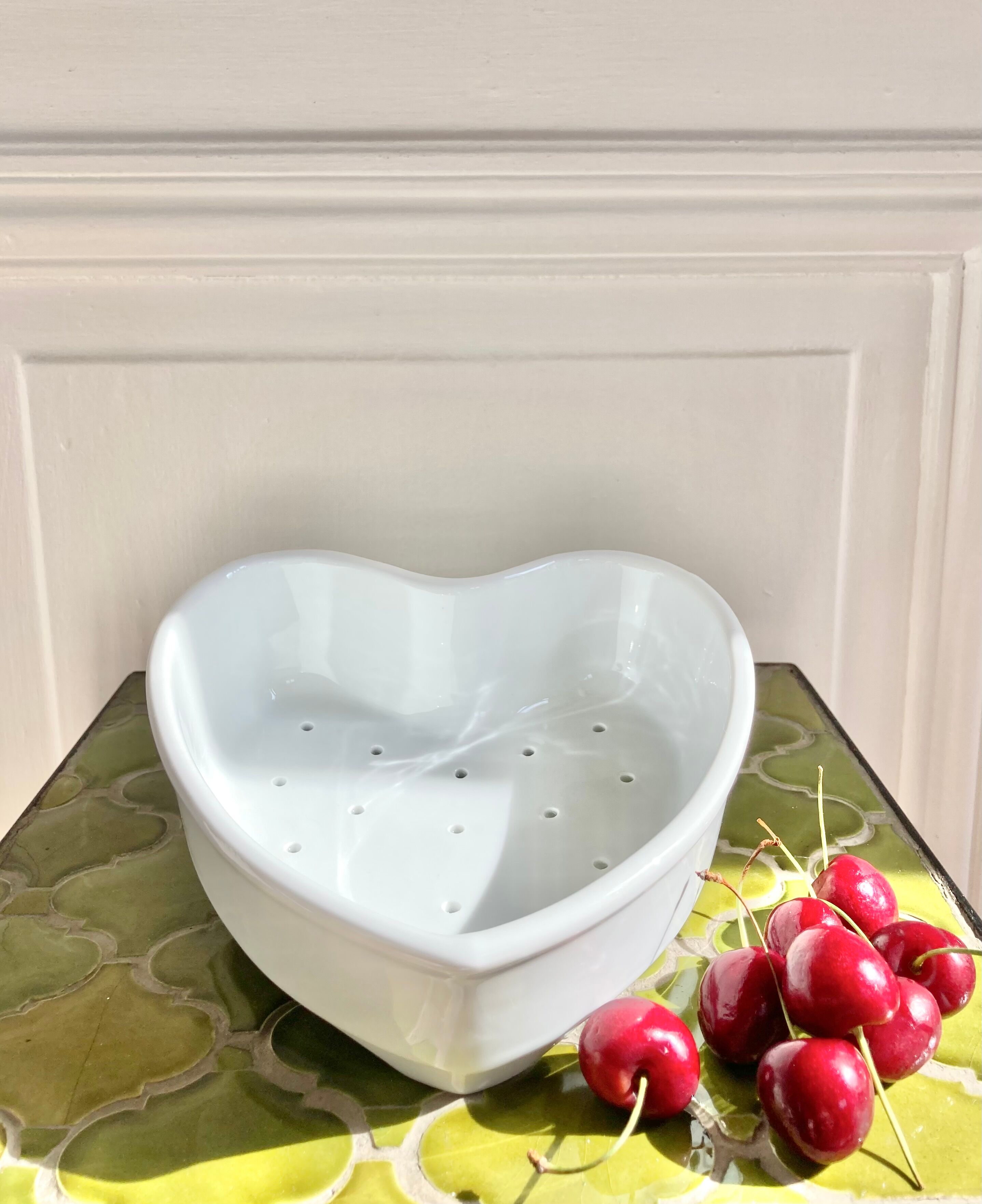 Heart-shaped fruit drainer dish