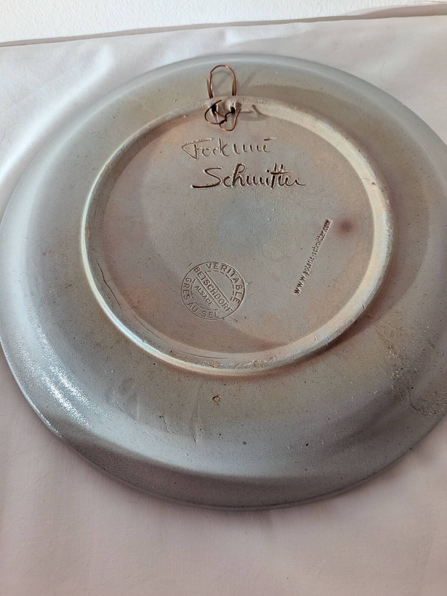 Assiette murale en grès au sel de Betschdorf – Fortuné Schmitter