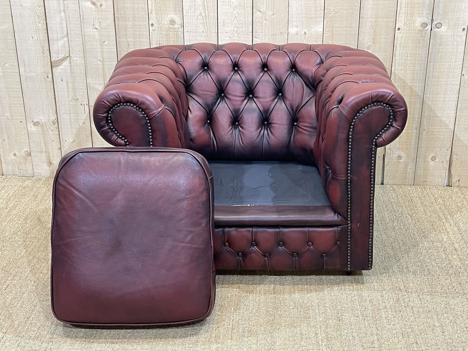 Chesterfield armchair in red leather from the 1980s