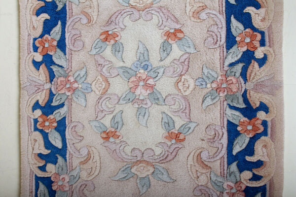 Tapis chinois à franges avec motif floral sur fond bleu et beige 63x143cm