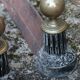 Serviteur de cheminée en laiton avec paire de chenets en fonte avec boule laiton vintage année 60