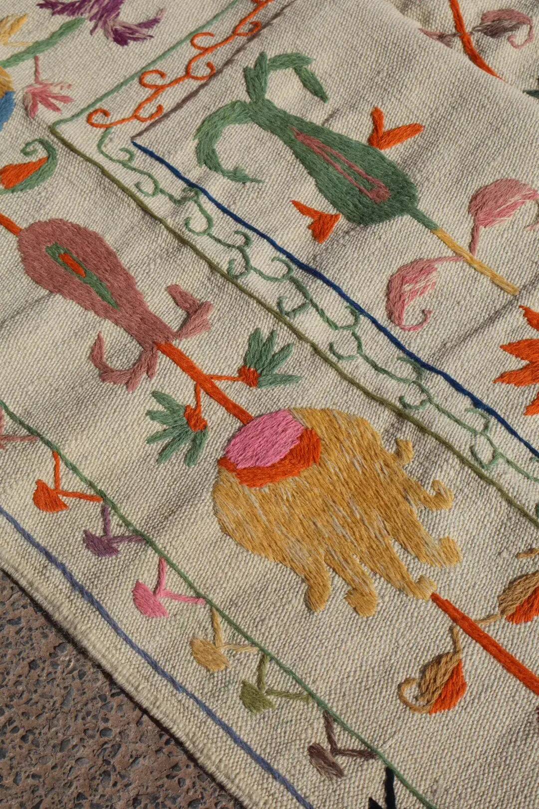 Multicoloured white kilim suzani rug – 180 x 120 cm
