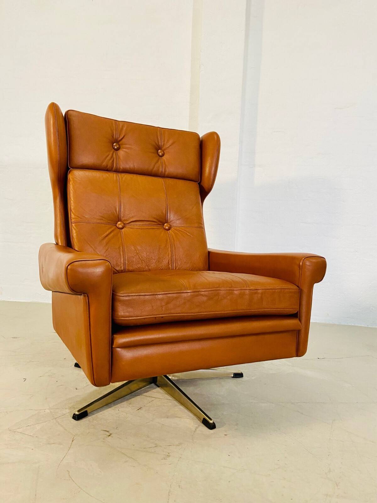 Chaise vintage danoise rétro du milieu du siècle Svend Skipper en cuir cognac des années 60