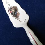 Pelle à tarte en faïence décor Obernai signé Henri Loux