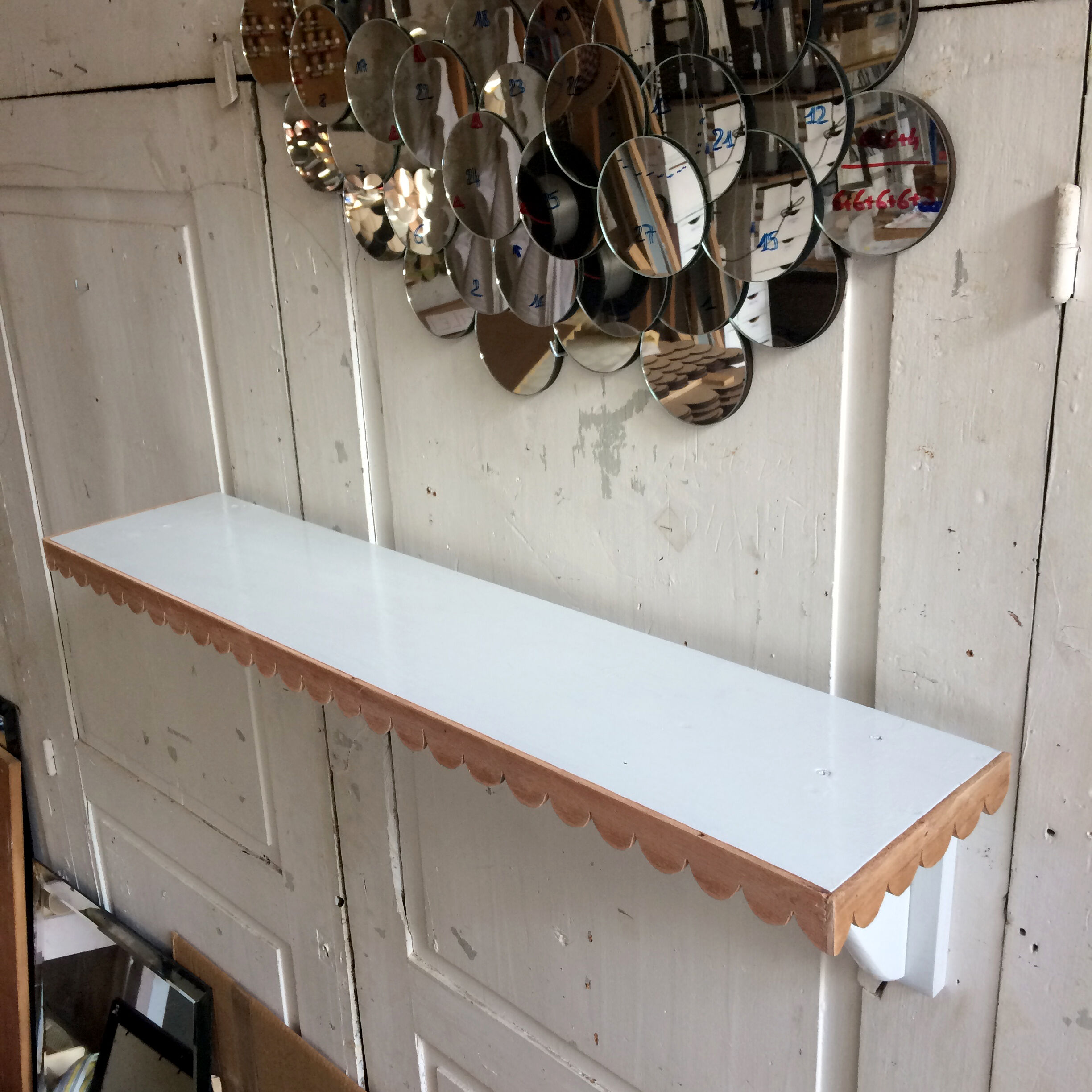 Popular art scalloped shelf