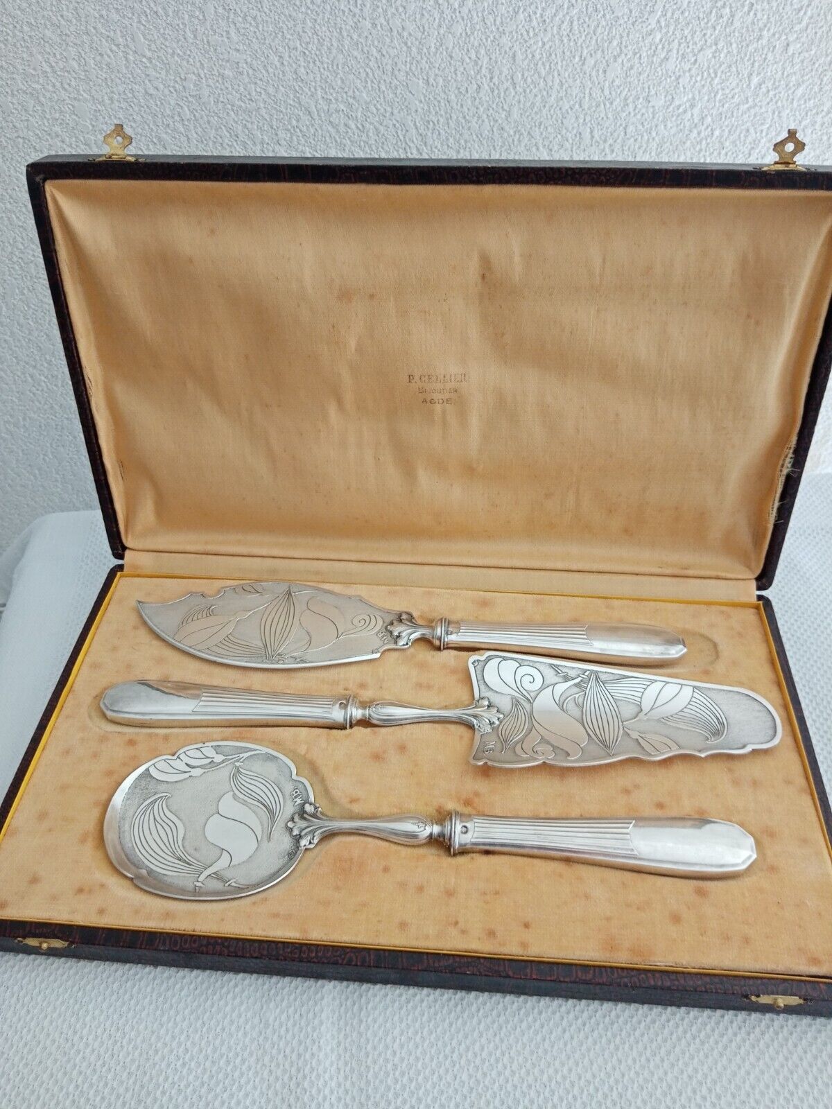 Cutlery with minerva silver handle