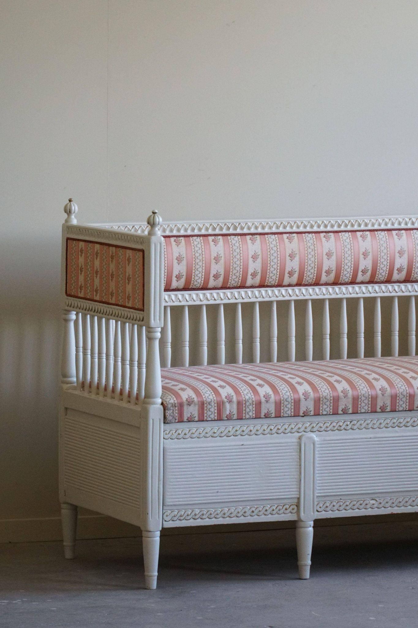Antique Gustavian canapé / bench from the early 19th century, by a Swedish cabinetmaker.