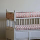 Antique Gustavian canapé / bench from the early 19th century, by a Swedish cabinetmaker.