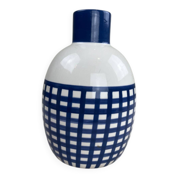 Graphic vase
