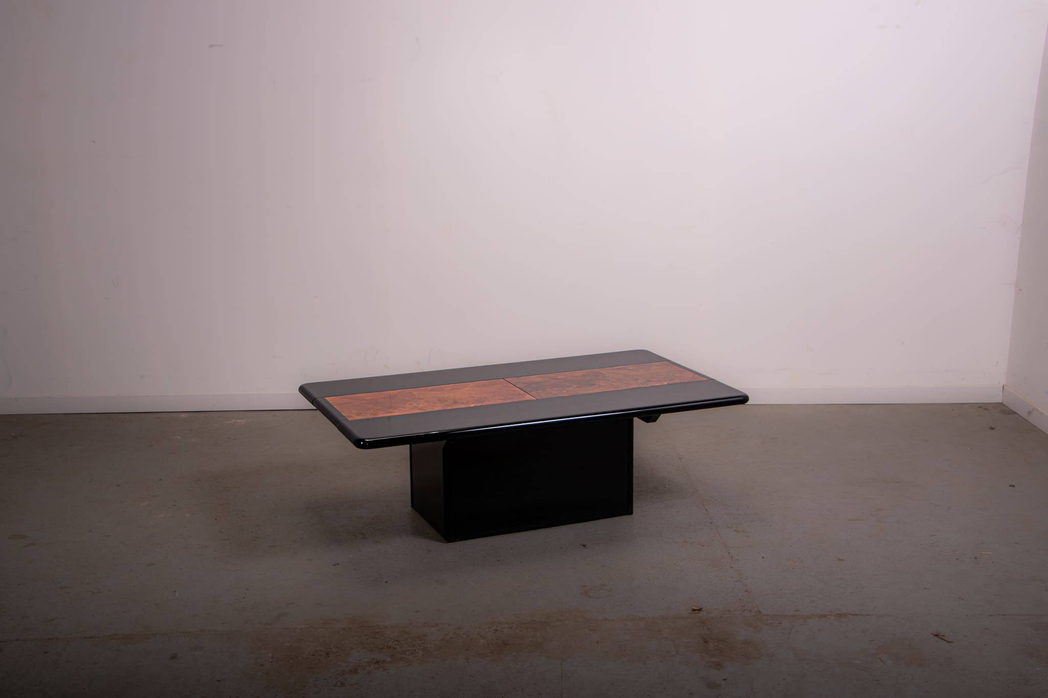 Table basse bar dissimulée, laque brillante et placage en loupe, vers 1980