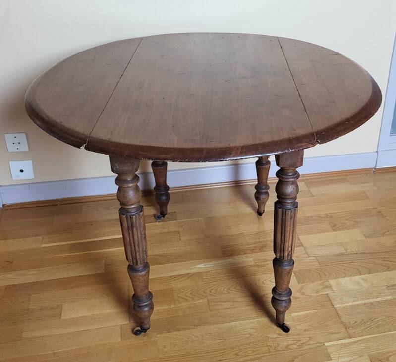 Drop-leaf table (with flaps)