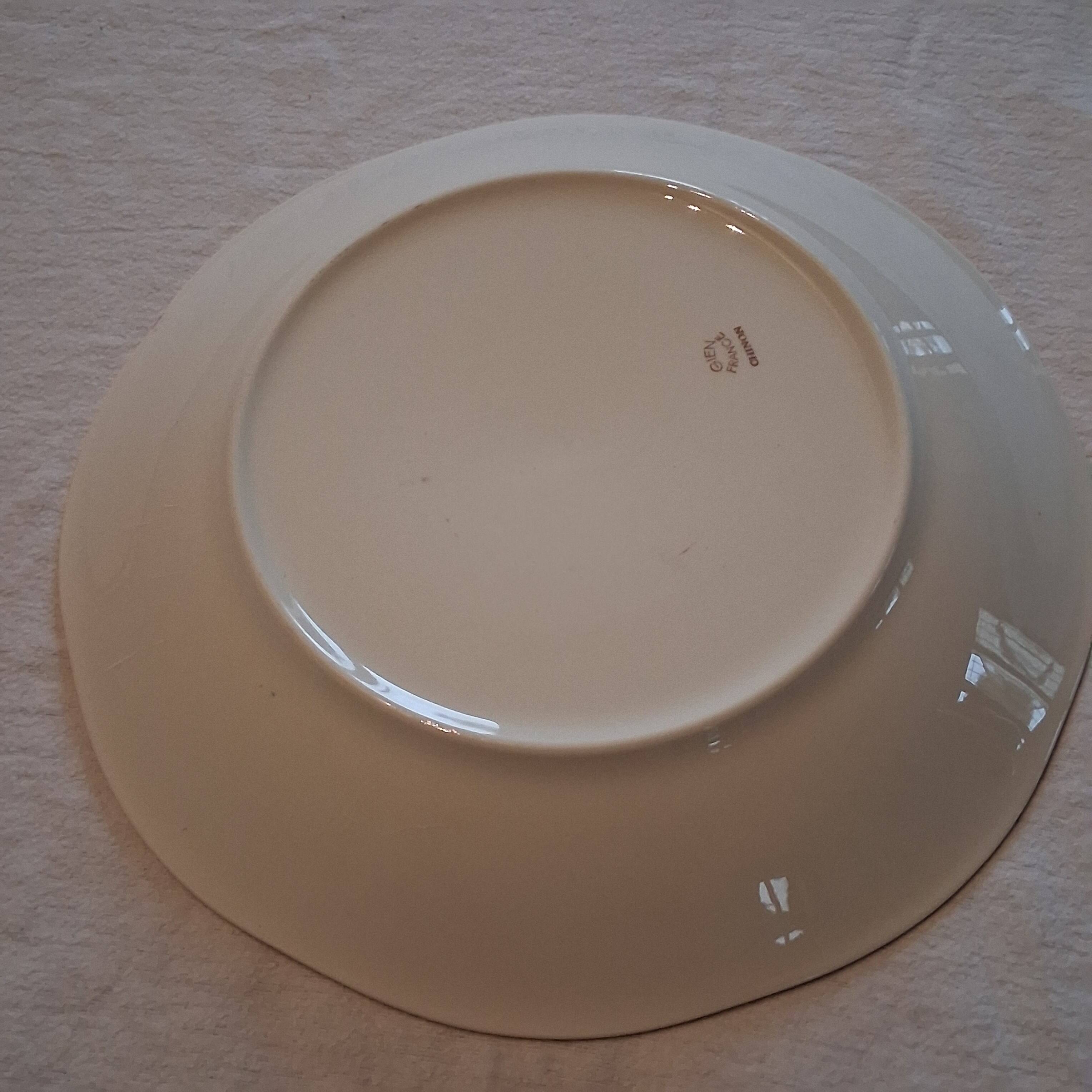 Very nice round serving dish from Gien model "Chinon" in very good condition.
