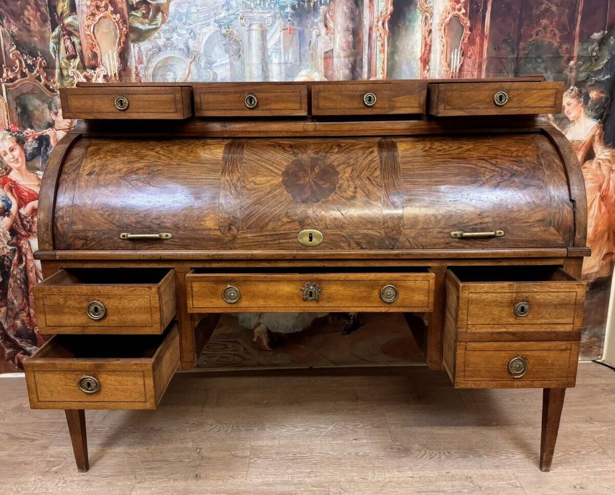 Bureau à cylindre de centre en noyer, époque Louis XVI