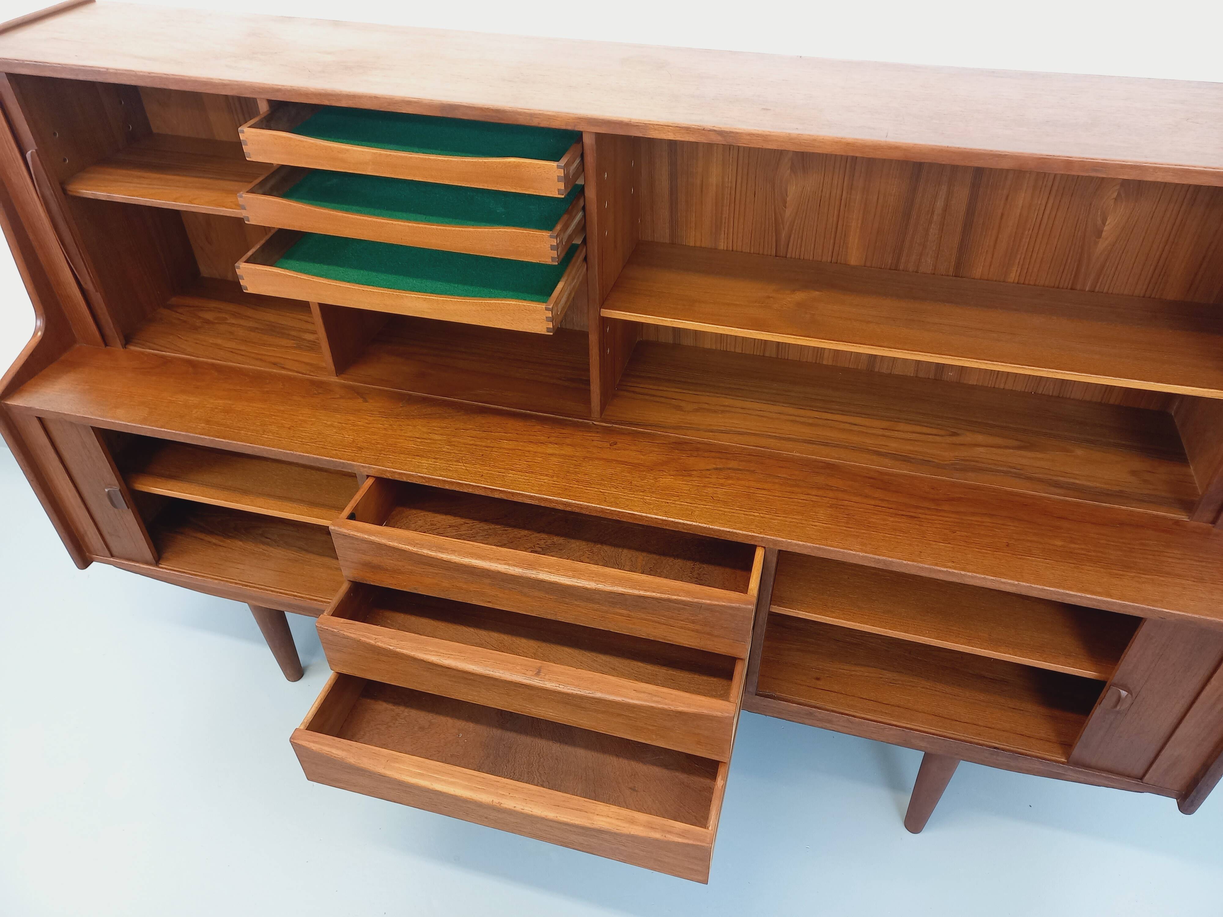 Enfilade mi-haute scandinave vintage Ib Kofod-Larsen pour Faarup en teck