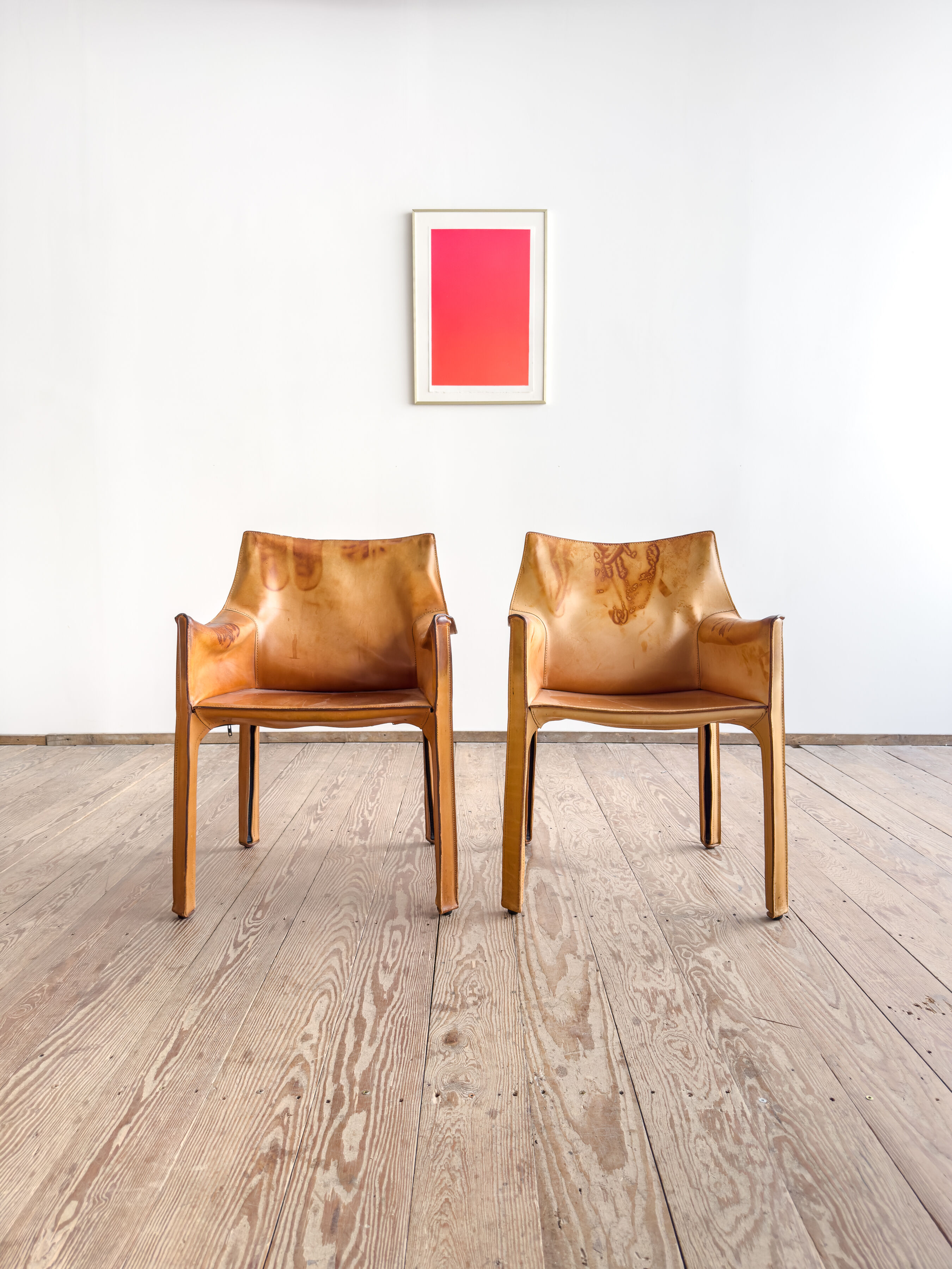 Paire de fauteuils Cab 413 par Mario Bellini en cuir beige patiné, Cassina