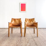 Paire de fauteuils Cab 413 par Mario Bellini en cuir beige patiné, Cassina