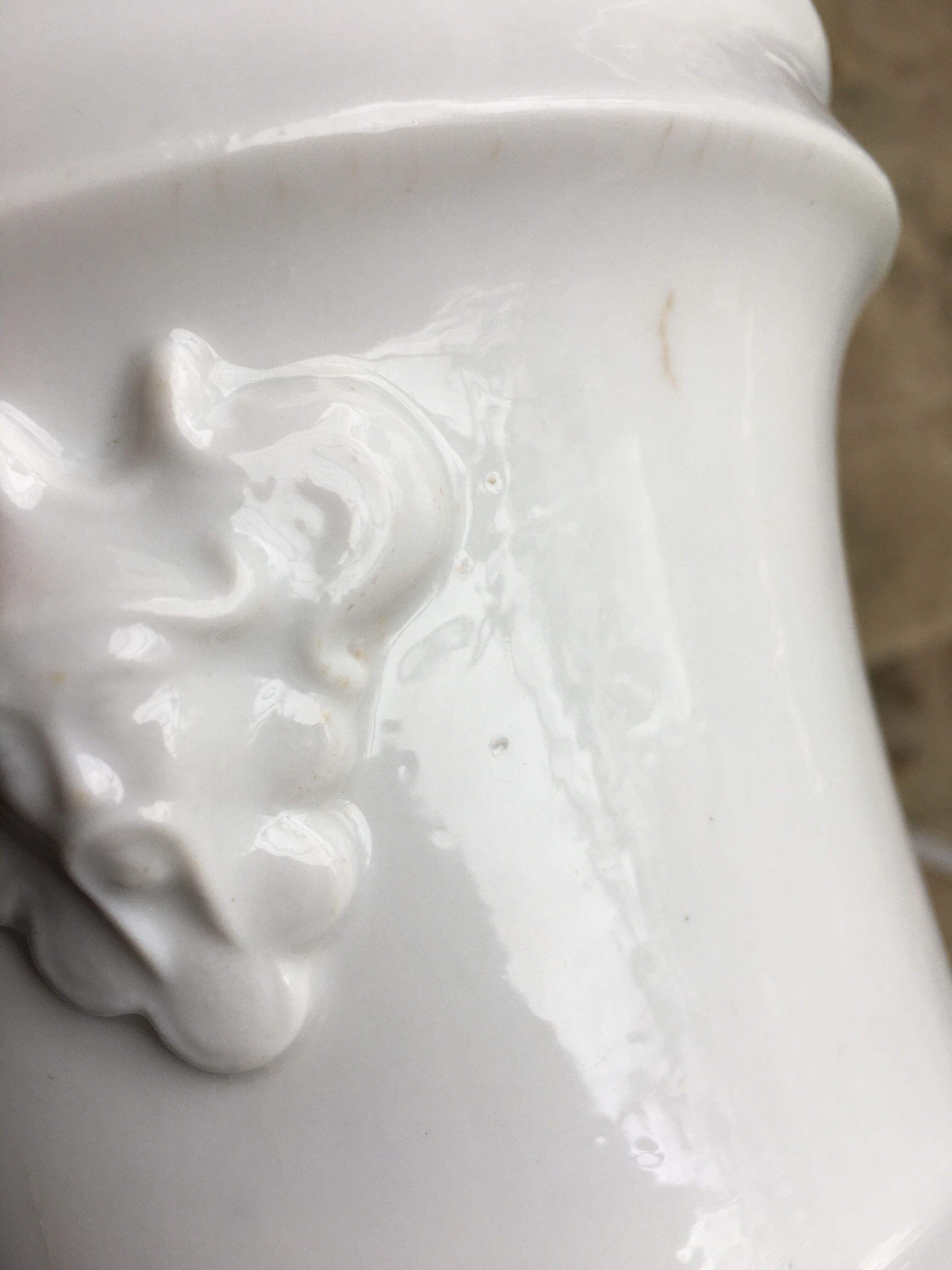 Porcelain pot cover of Paris