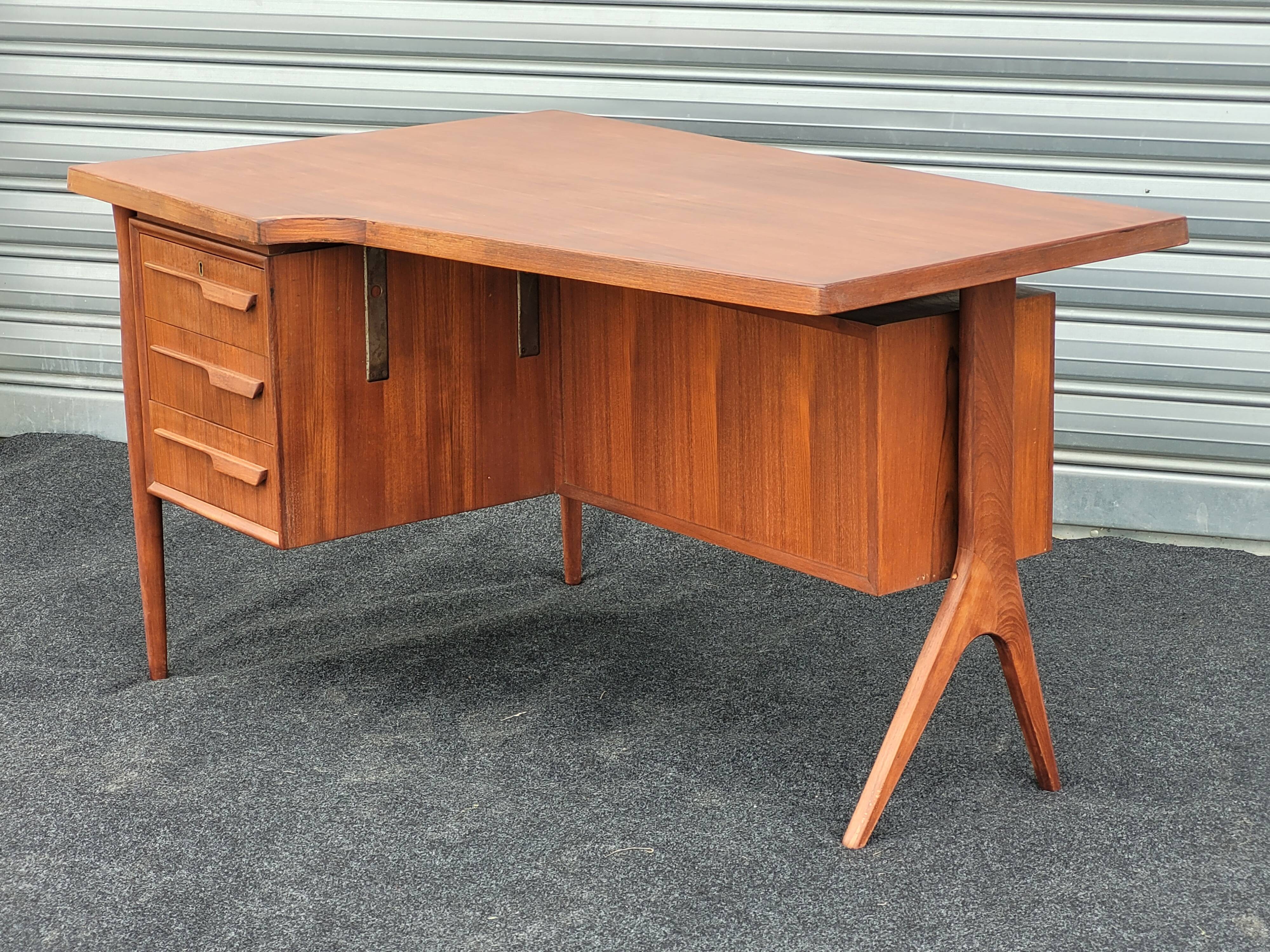 Exceptional Vintage Boomerang desk designed by Jacques Hauville 1960 p