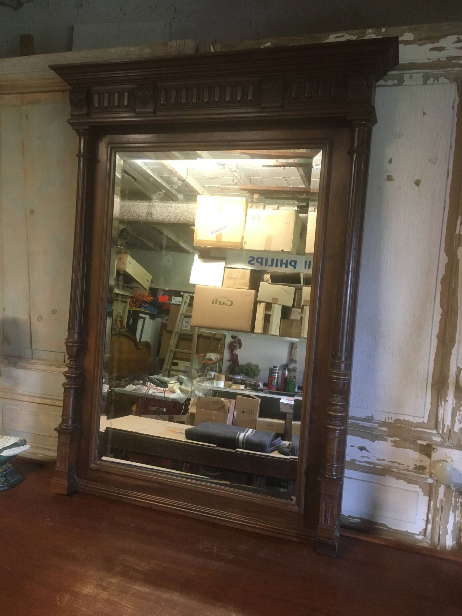 Miroir biseauté de style Henri ii en noyer