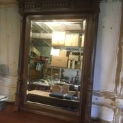 Miroir biseauté de style Henri ii en noyer