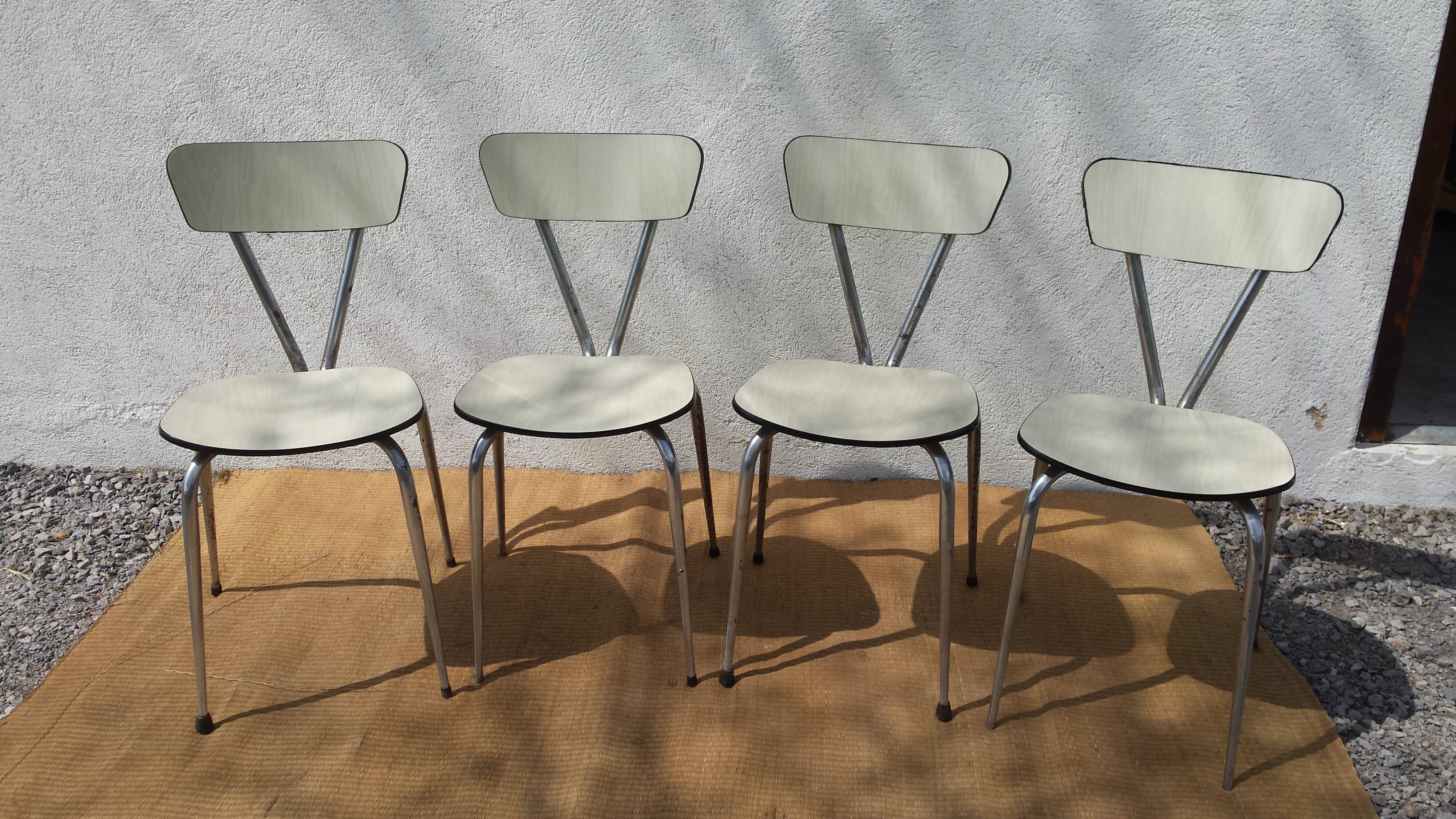 Table et 4 chaises en formica