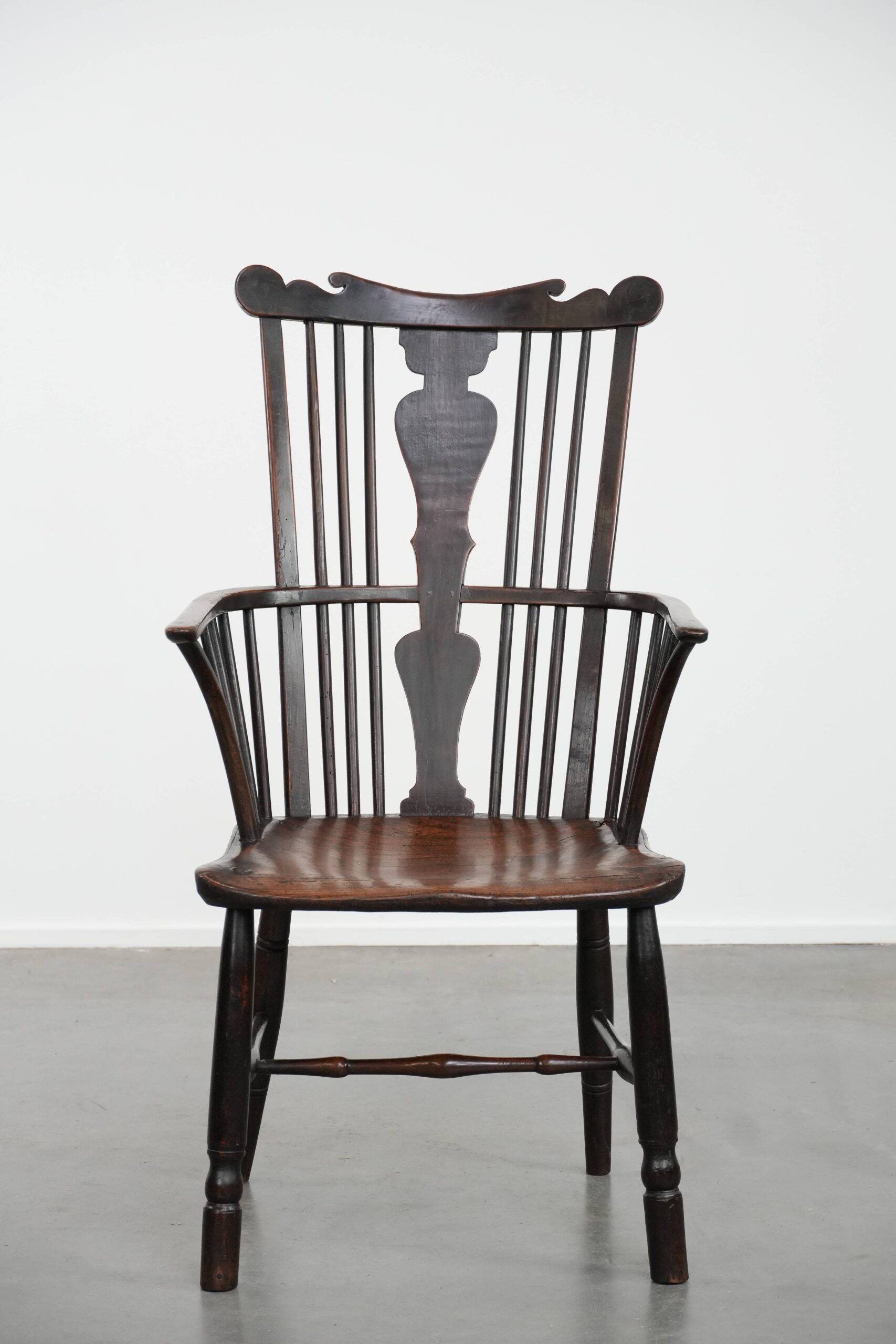 Antique English Windsor chair from the 18th century with spindled backrest