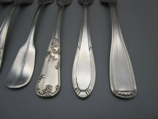 Set of 6 mismatched old silver metal forks for a chic table