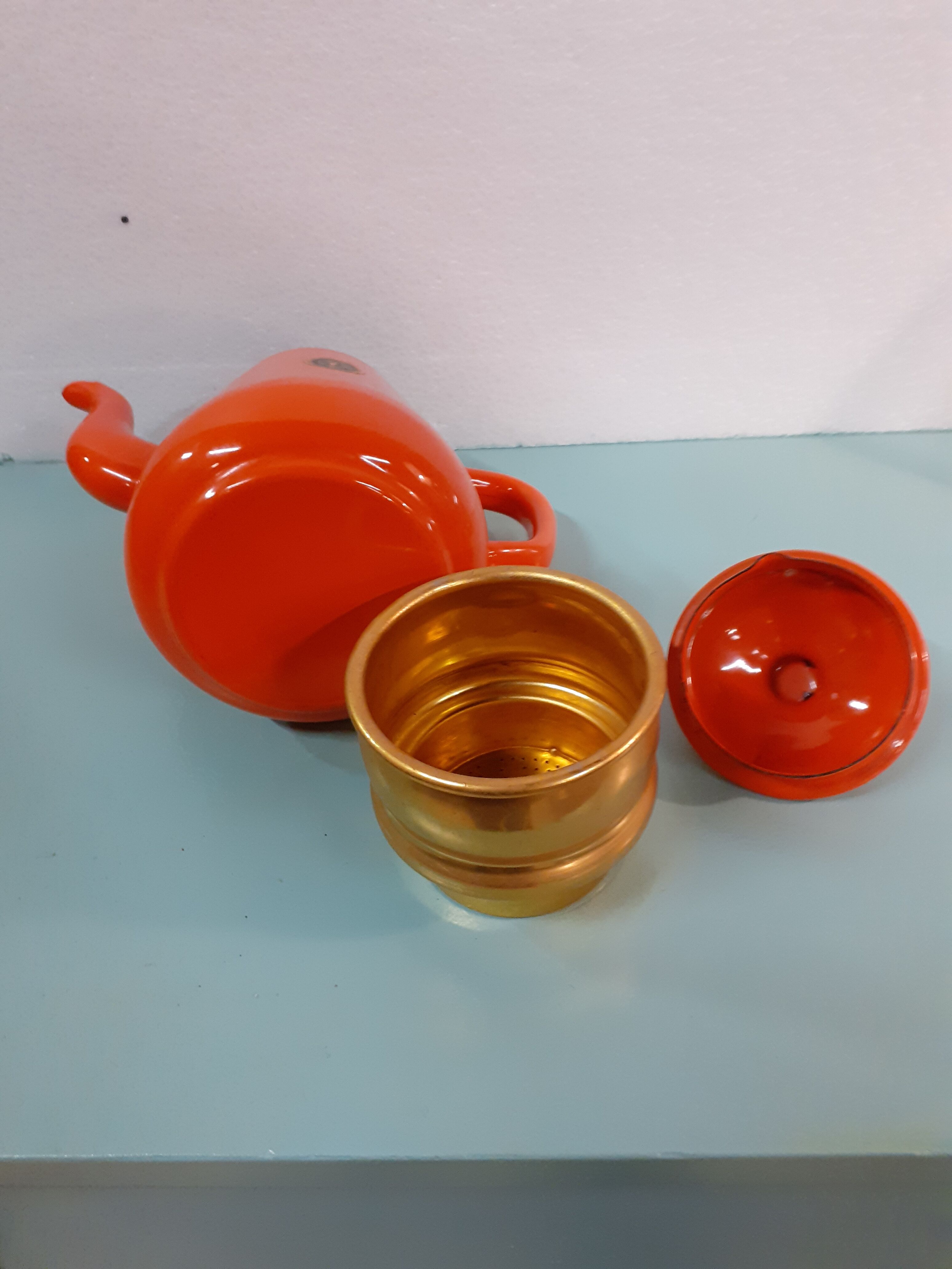 Orange enamelled sheet maker